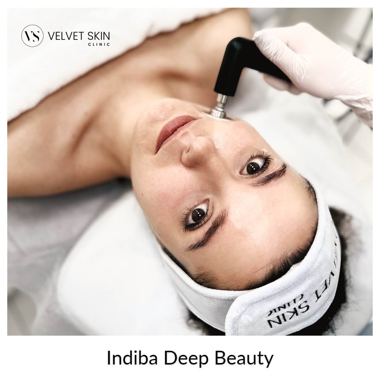 indiba deep beauty kosmetolog wykonuje zabieg głowicą