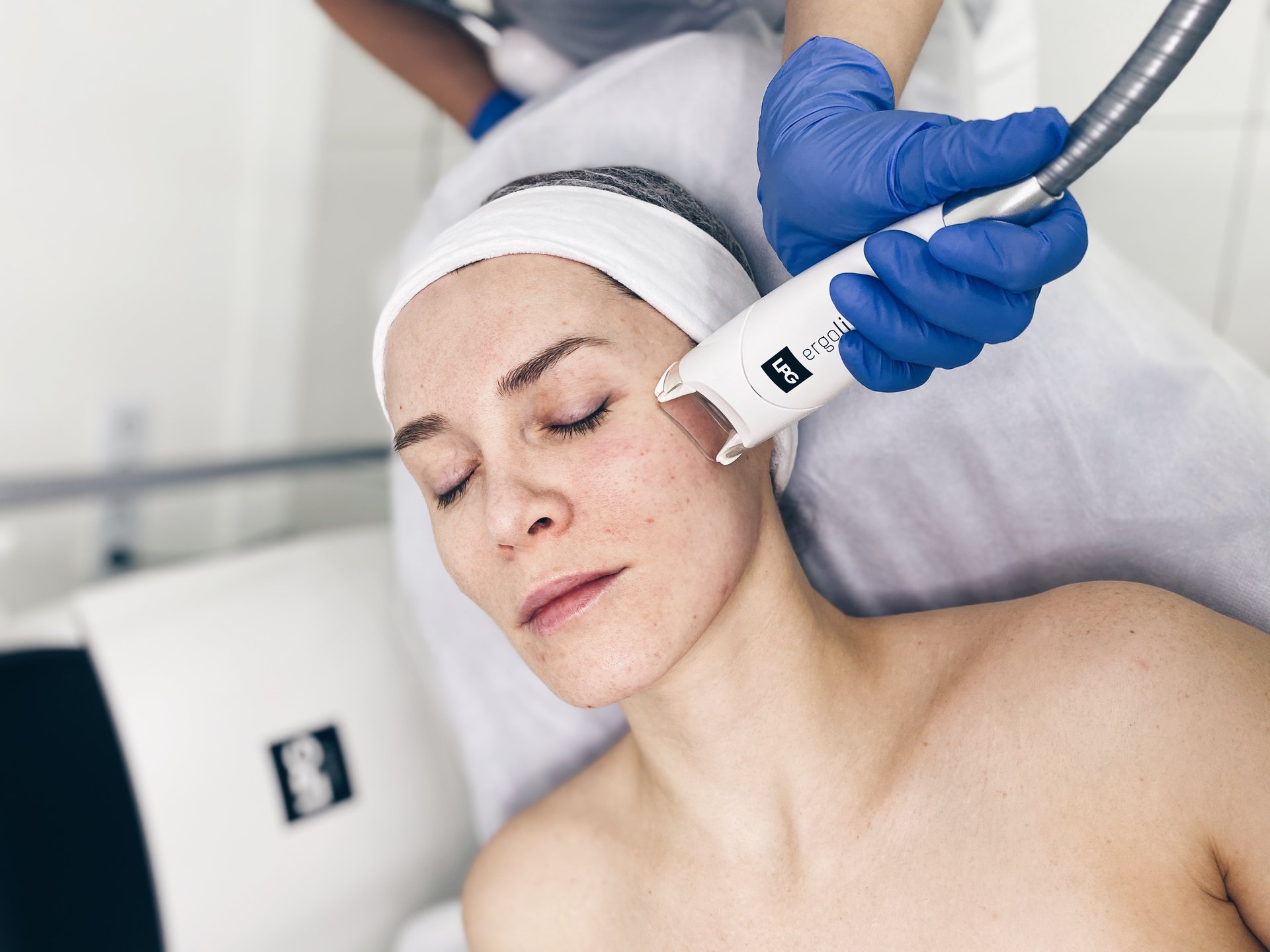instant lift — twarz — lifting — hero glowica przy policzku — Velvet Skin Clinic