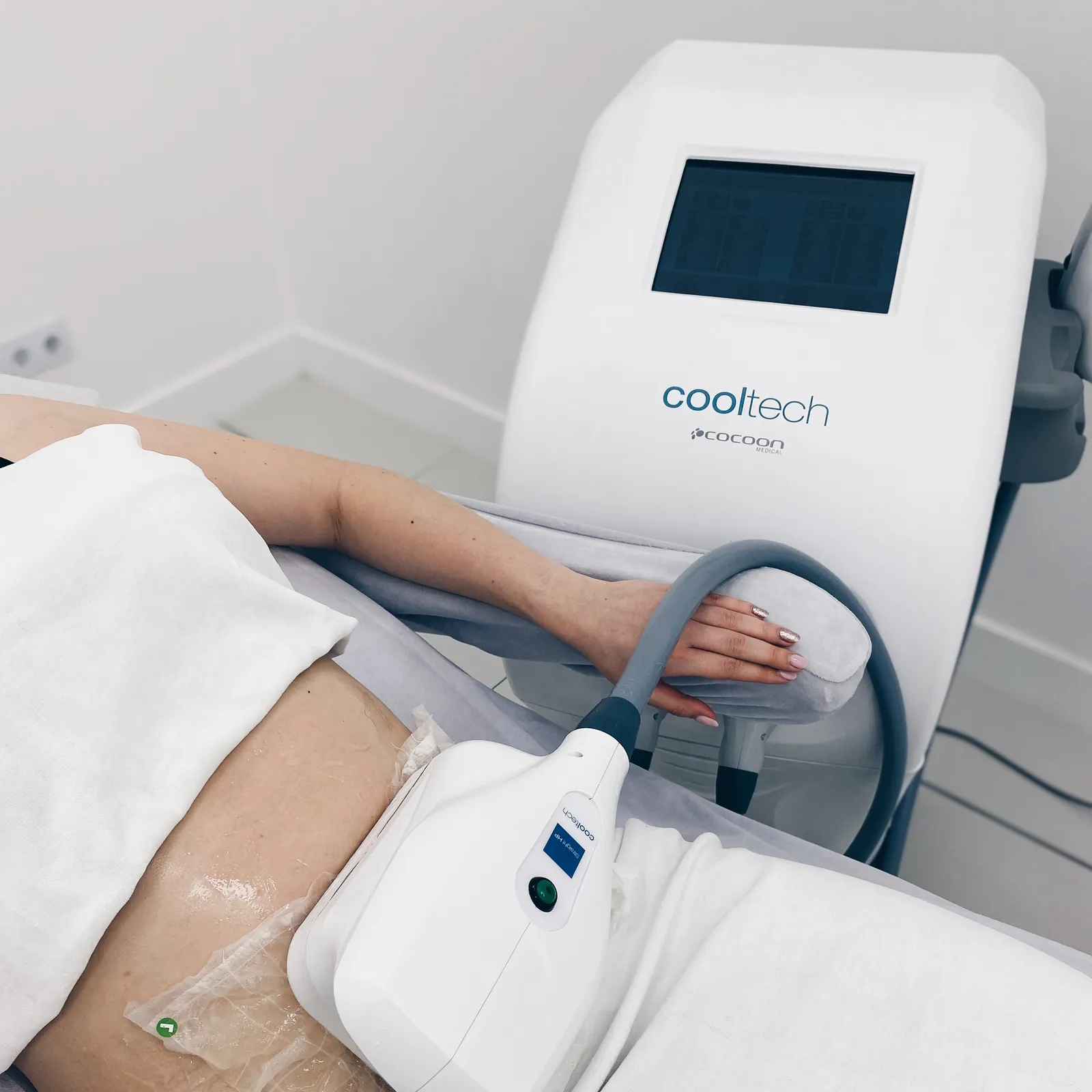 Kriolipoliza Cooltech — aplikator na brzuchu i urządzenie Cooltech w Velvet Skin Clinic w Warszawie