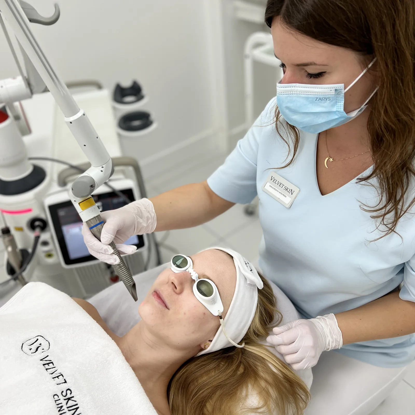 Laser frakcyjny Fotona — resurfacing skóry Er:YAG 2940 nm — Velvet Skin Clinic Warszawa